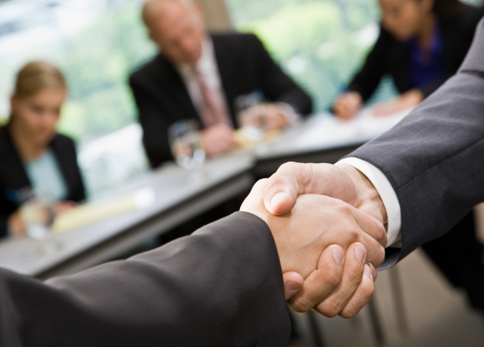 Maximize car accident settlement in Nashville. lawyers shaking hands