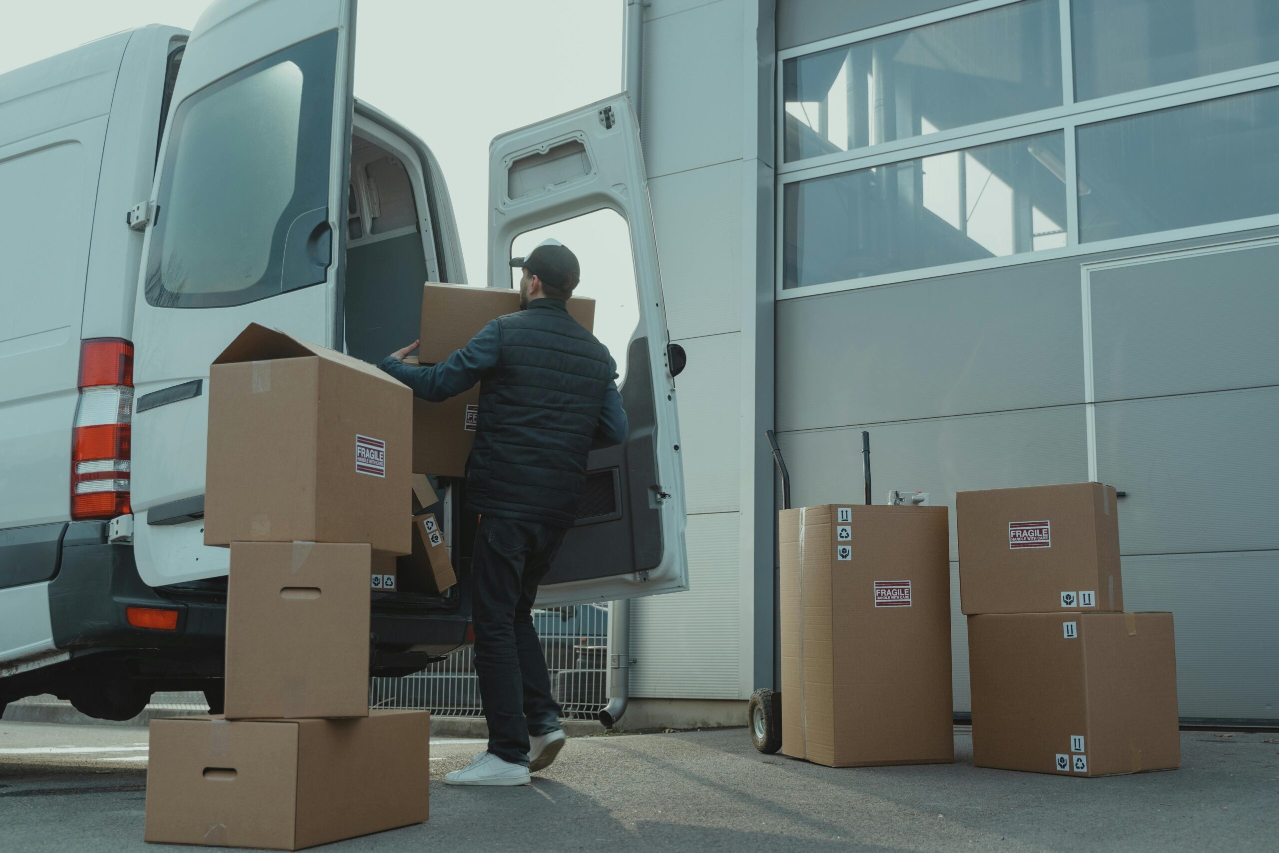 man loading boxes into delivery truck, contact our Nashville delivery truck accident lawyers