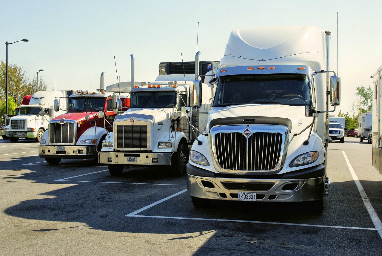 Truck Accident Lawyer in Nashville, line of trucks parked