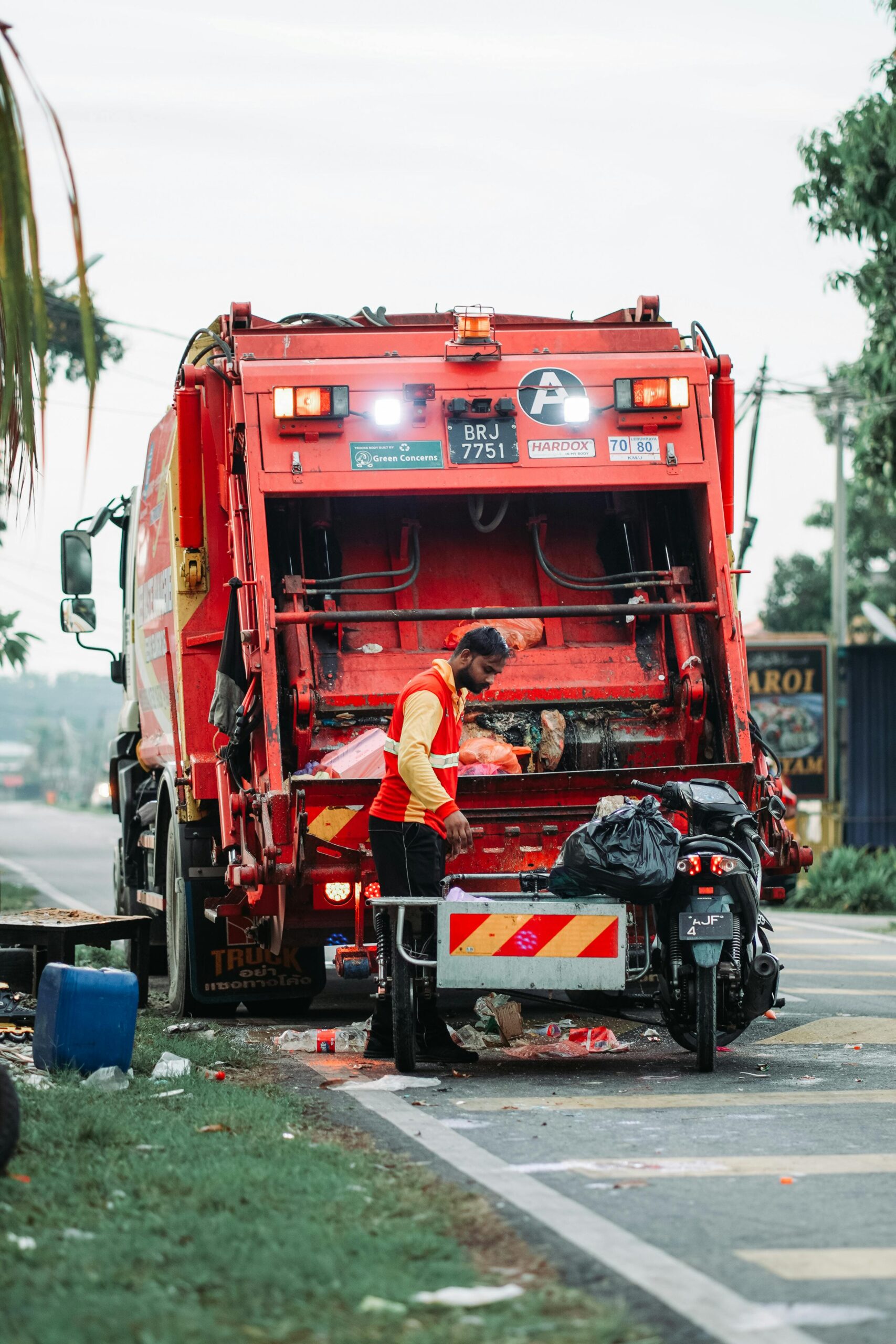 Garbage Truck Accidents in Nashville, truck accident on sidestreet
